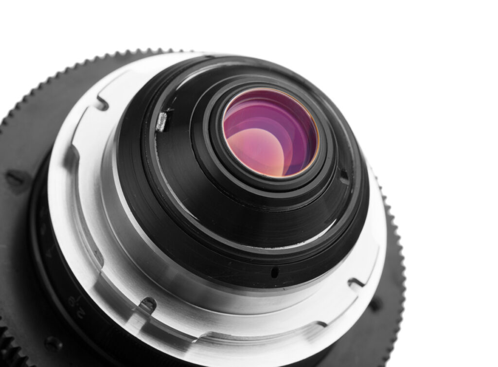 Zdjęcie techniczne obiektywu od tyłu – tylna soczewka, mocowanie i precyzyjny detal