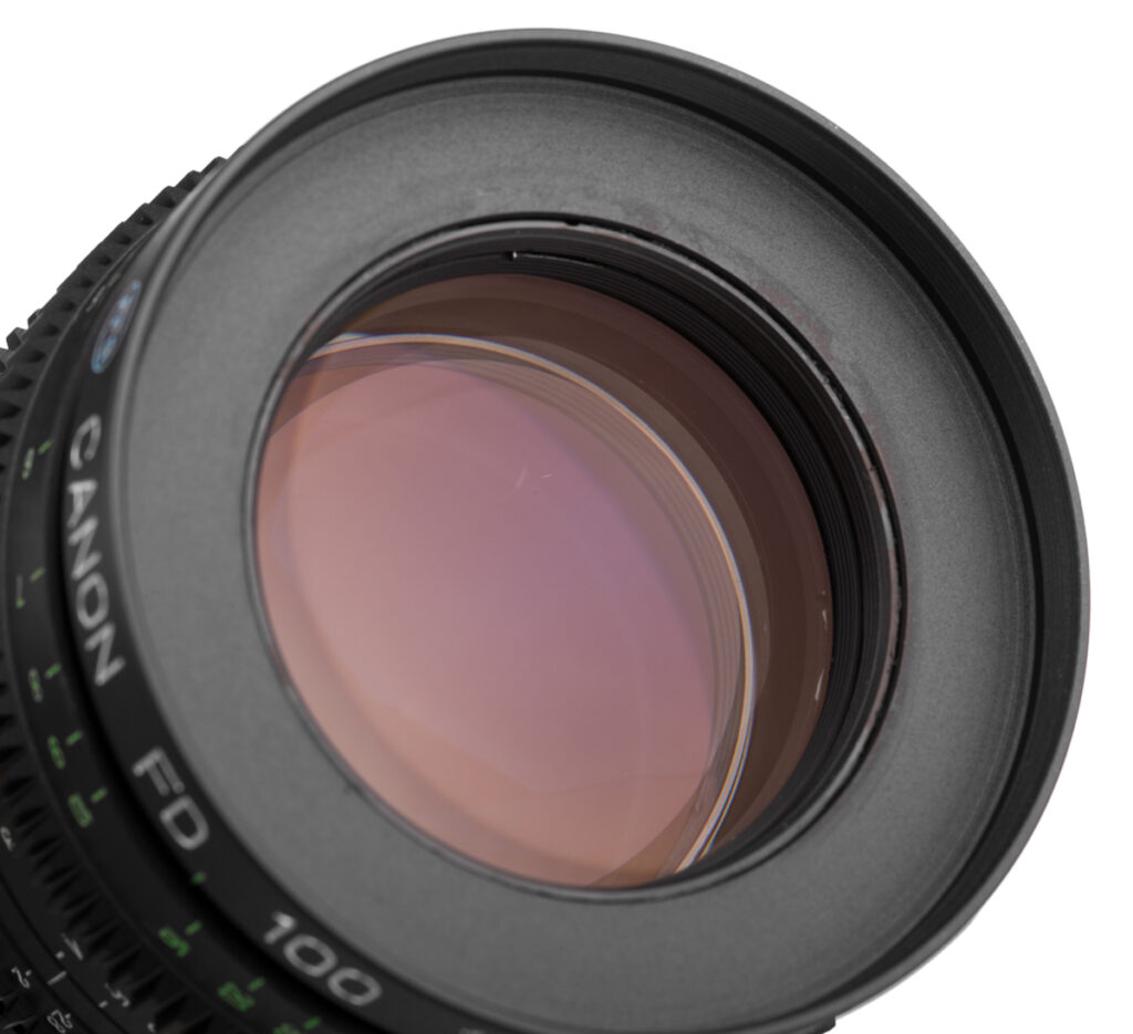 Zdjęcie do e-commerce: obiektyw, ujęcie frontu soczewki z czytelnymi oznaczeniami