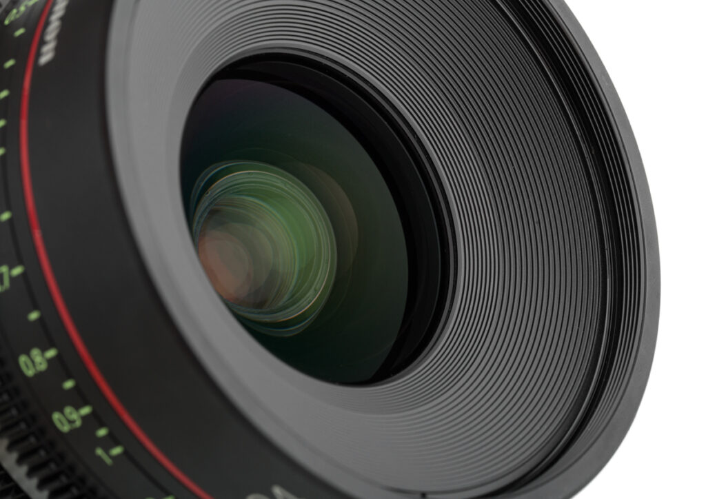 Packshot obiektywu – zbliżenie przedniej soczewki, fotografia produktowa sprzętu foto