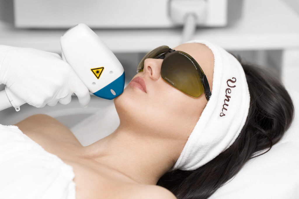 Zabieg laserowy z okularami ochronnymi – zdjęcia marketingowe dla salonu