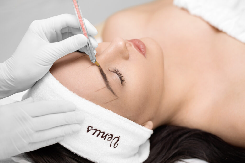 Stylizacja brwi – fotografia zabiegowa do oferty salonu kosmetycznego