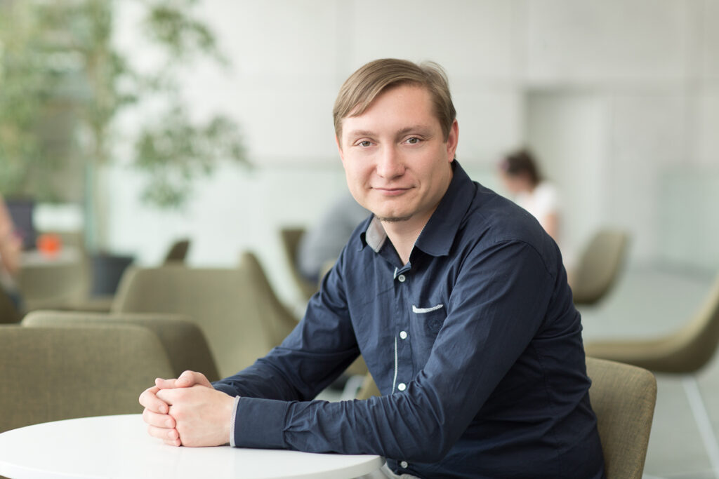 Profesjonalny portret pracownika naukowego wykonany w nowoczesnym wnętrzu Politechniki Białostockiej