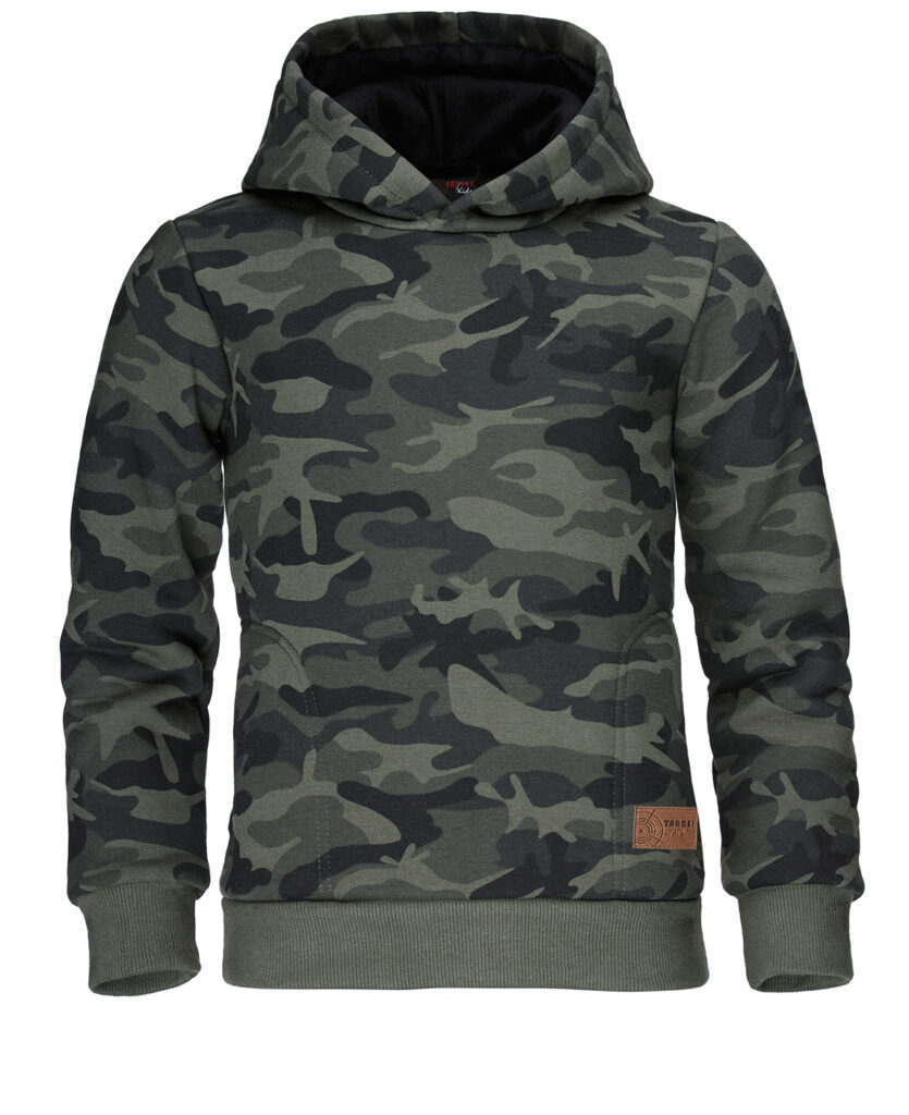 Fotografia produktowa bluzy z kapturem w moro – packshot do sklepu internetowego