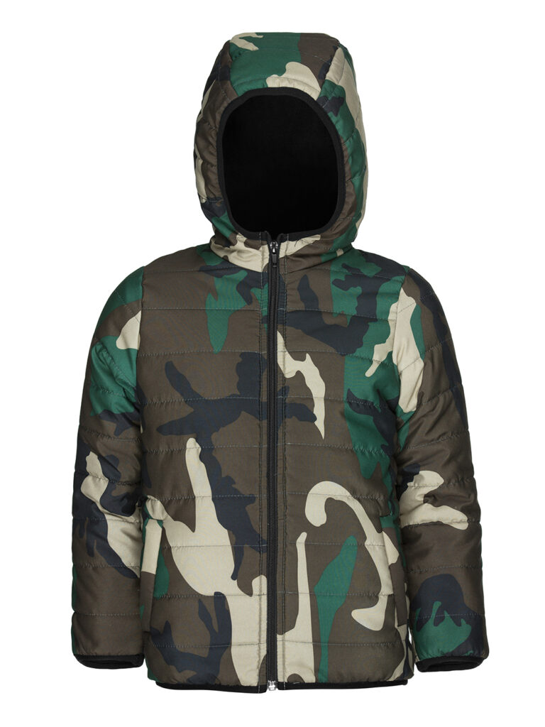 Fotografia produktowa kurtki dziecięcej z kapturem w kamuflażu – packshot na białym tle