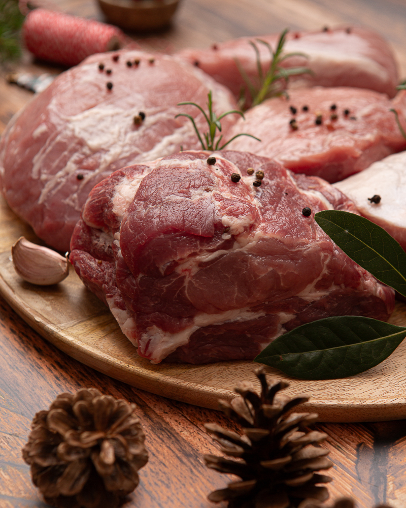 Zdjęcia surowców do katalogu masarni: świeże mięso wieprzowe – fotografia produktowa.