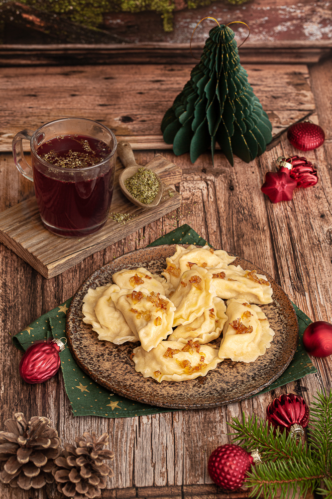Zdjęcia dań gotowych: tradycyjne pierogi domowe w zimowej stylizacji.