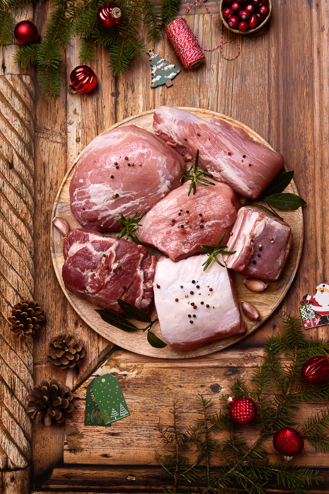 Świeże porcje mięsa na desce – fotografia żywności z zachowaniem naturalnych barw.
