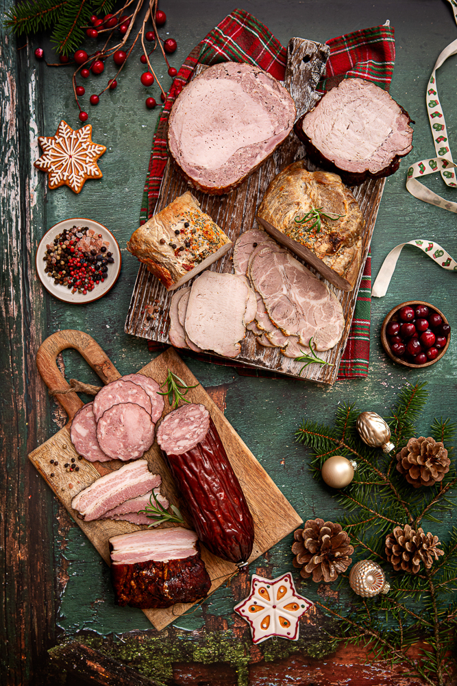 Aranżacja stołu z wędlinami szlacheckimi – profesjonalne zdjęcia reklamowe na święta.