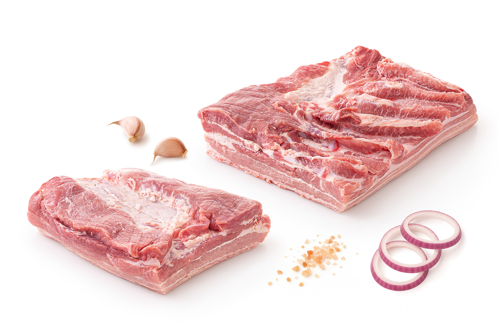 Stylizacja jedzenia: surowy boczek w plastrach – fotografia reklamowa mięsa.