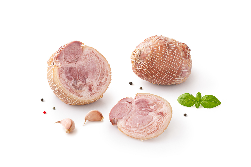 Golonka gotowana w siatce (kulka) w całości – fotografia produktowa dla producenta wędlin.