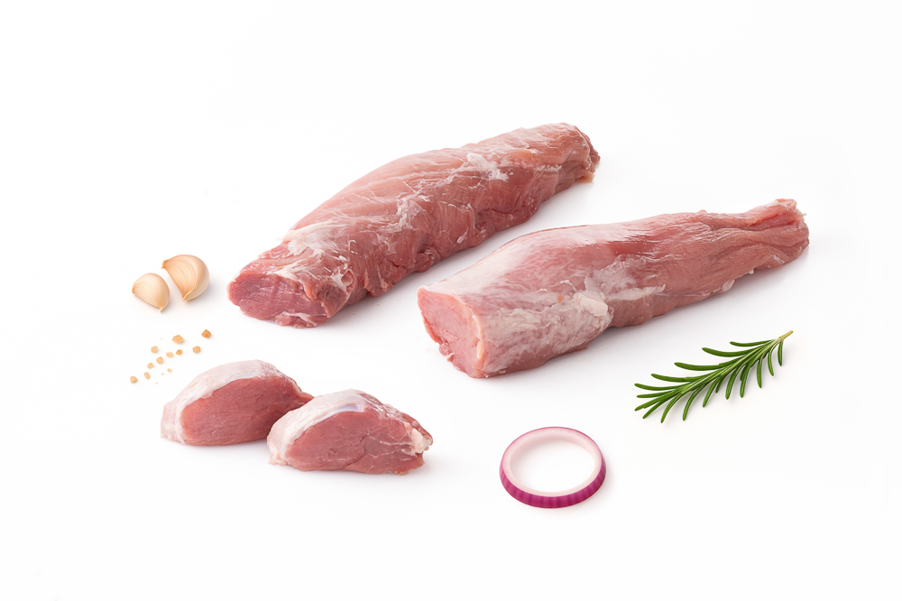 Zdjęcia świeżej żywności: surowe polędwiczki wieprzowe w profesjonalnym świetle studyjnym.