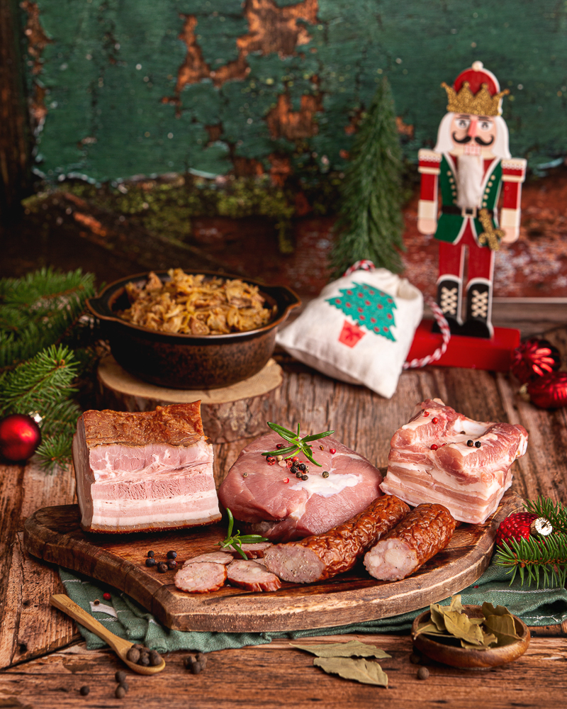 Bożonarodzeniowy content kulinarny – deska mięs i wędzonki w świątecznej aranżacji.
