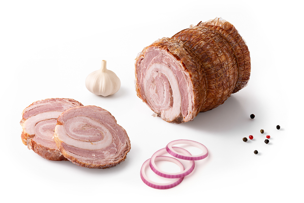 Zdjęcia produktowe mięsa: porcje boczku rolowanego i plastry z czerwoną cebulą – świeżość i jakość.