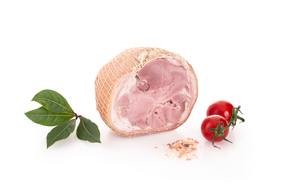 Tradycyjna szynka okrągła w obiektywie fotografa kulinarnego – soczystość i świeżość.