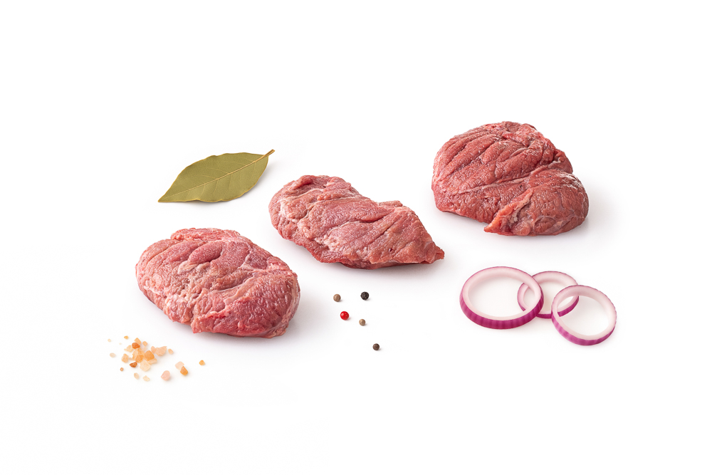 Packshot policzki wieprzowe – fotografia produktowa dla branży mięsnej na białym tle.