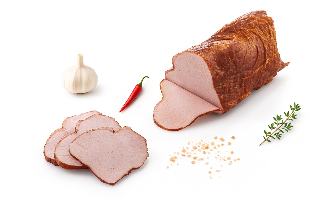 Plastry wędzonej szynki z czosnkiem i papryczką chili – profesjonalne ujęcie produktowe mięsa.