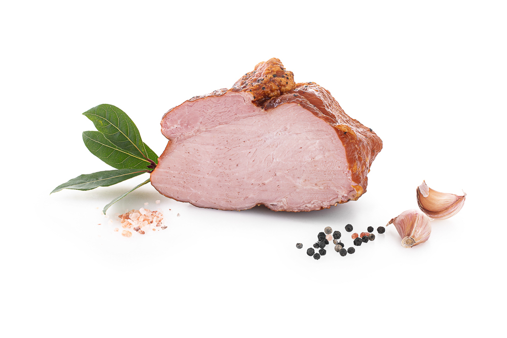Packshot soczystej szynki wieprzowej z dodatkiem kolorowego pieprzu – fotografia produktowa wędlin.