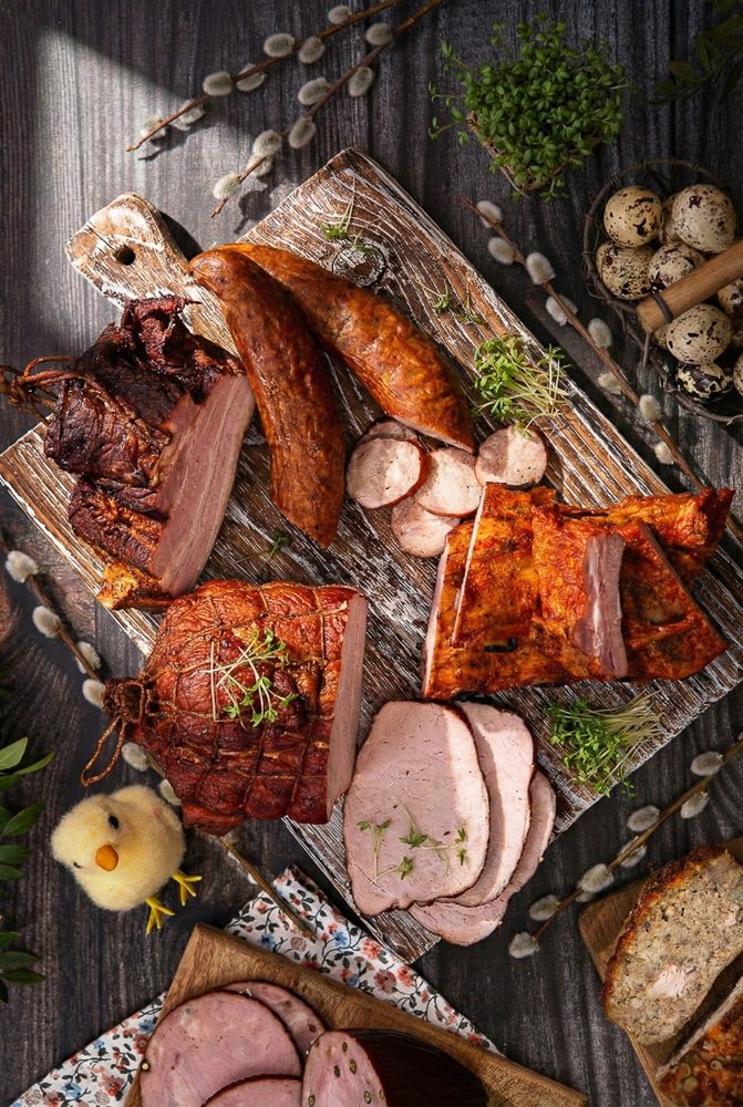 Content sprzedażowy: wybór kiełbas i wędzonek w aranżacji wielkanocnej. Fotografia kulinarna