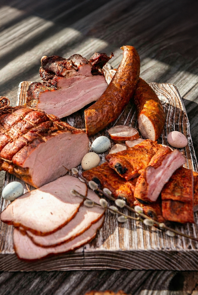 Wiejski lifestyle kulinarny: wędliny rzemieślnicze i sery w świetle dziennym.