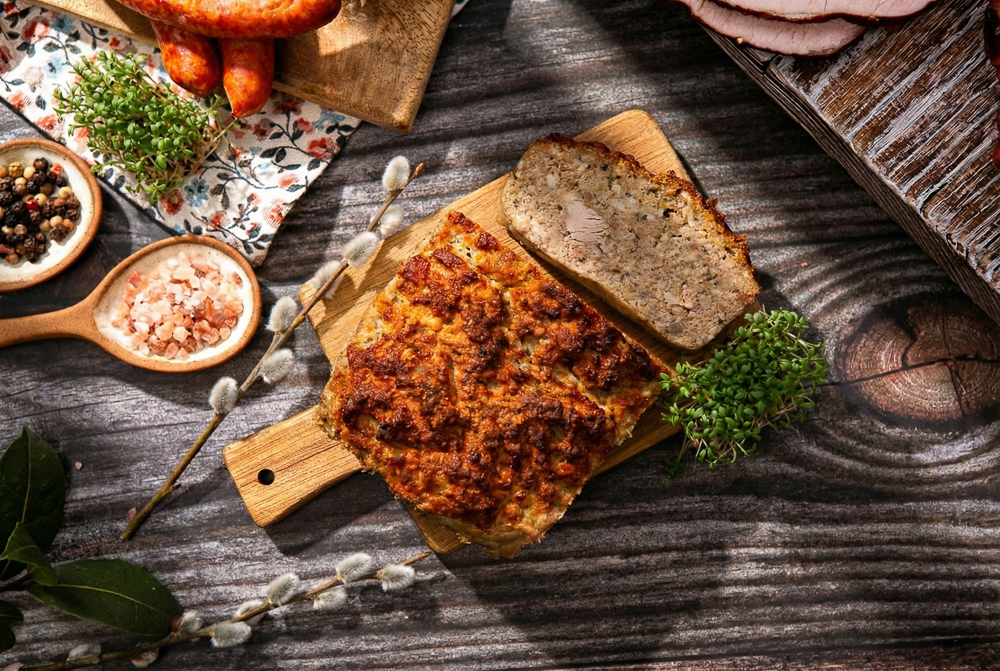 Pasztet pieczony w wiosennej oprawie z rzeżuchą – fotografia reklamowa.